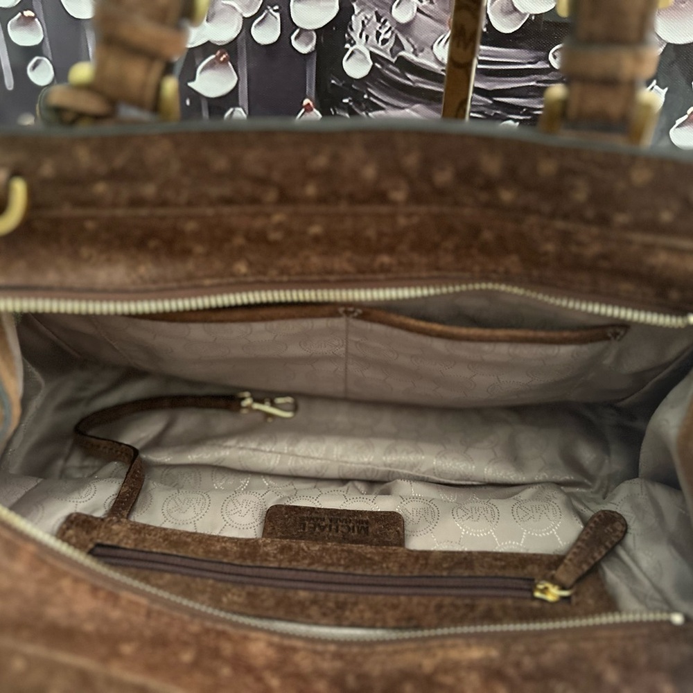 EUC MICHAEL KORS CROSSBODY HAND BAG - Picture 13 of 14